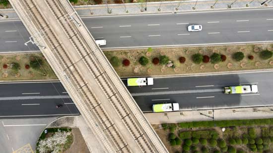 環衛工人節:“東方紅”環衛車和環衛工人不