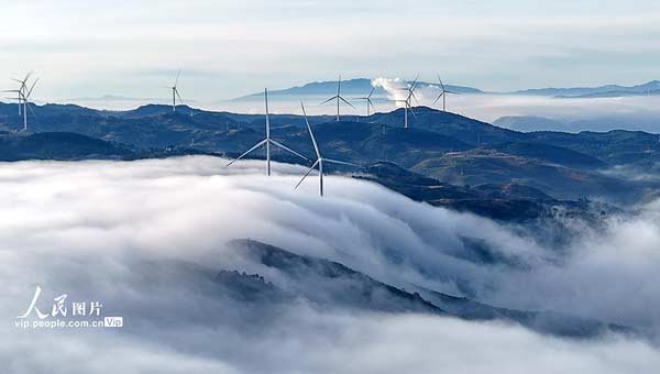 云南彌勒:云海風電美如畫